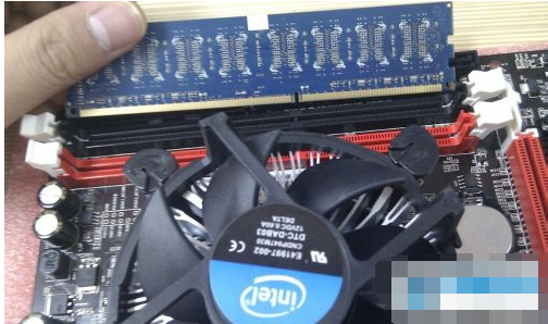 如何安裝內存條