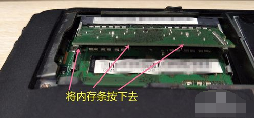 安裝內存條 安裝內存條